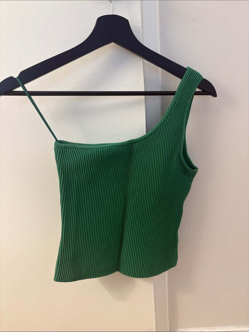 Babaton One-Shoulder Ribbed Top – Green